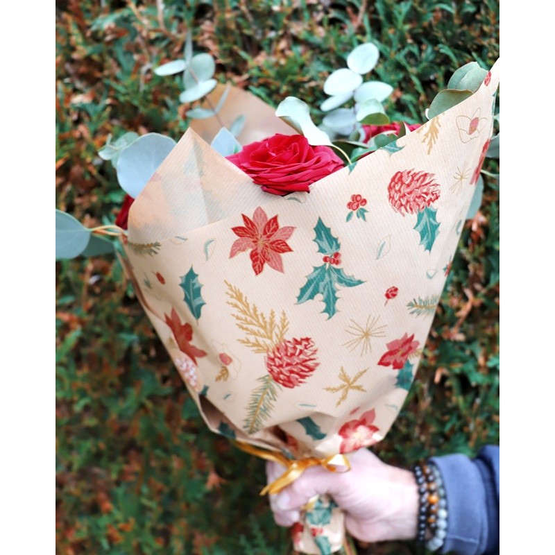Bouquet de Noël emballé dans le kraft Majesty rouge et or