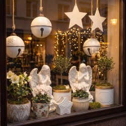 Vitrine de Noël blanche : cache-pots garnis, grands anges, étoiles et grelots – grossiste en décoration de Noël