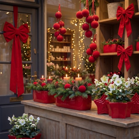Vitrine de Noël en velours rouge : jardinières garnies, boules et grands nœuds – décoration de Noël en gros