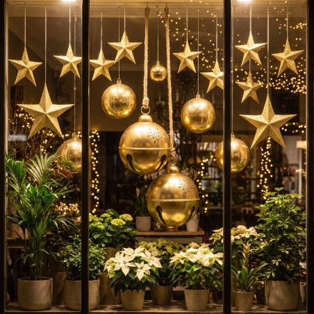 Vitrine de Noël avec étoiles dorées, boules géantes et grelots suspendus – grossiste en décoration de Noël