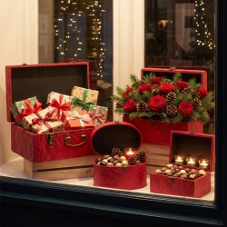Vitrine de Noël avec malles et valises en tissu rouge garnies de cadeaux – grossiste en coffrets de Noël