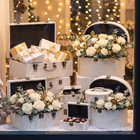 Vitrine de Noël avec malles et valises en tissu blanc garnies de fleurs – grossiste en coffrets cadeaux