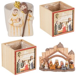 Vitrine de Noël Nativité : crèches, vases Sainte Famille et cubes en bois garnis – grossiste en crèches de Noël