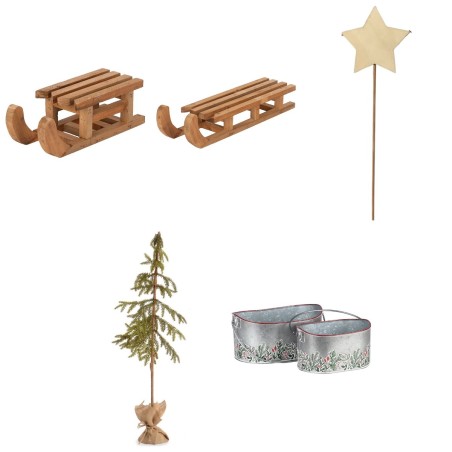 Vitrine de Noël nature : pins de montagne, luges en bois et paniers en métal garnis – grossiste en décoration de Noël