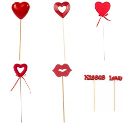 Bouquets de roses rouges avec piques cœurs, lèvres et mots Love – grossiste en piques de Saint-Valentin