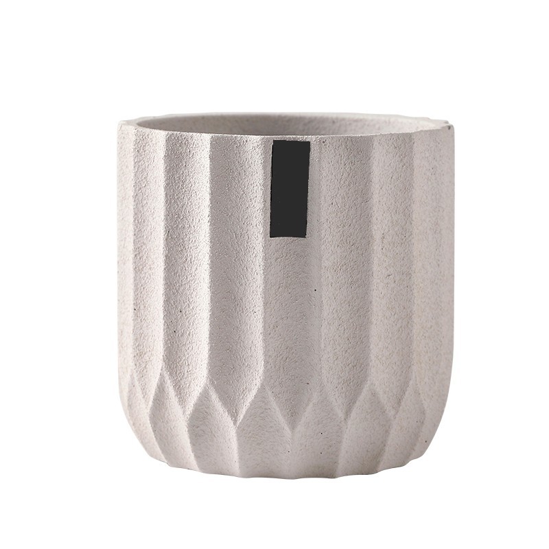 Pot percé blanc en céramique de forme géométrique ø14.5 H 15cm